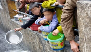 Pan para pájaros y un dátil envuelto en una gasa: lo que comen los niños en Gaza