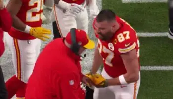Travis Kelce admite que fue 'inaceptable' empujar a Andy Reid en el Super Bowl y recibe regaño de su hermano | Video