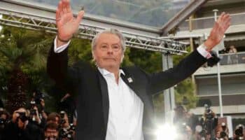 Confiscan 72 armas y 3 mil municiones al actor francés Alain Delon