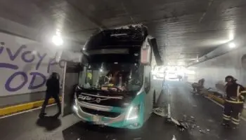 Autobus turístico se atora bajo puente en Viaducto; se reportan 16 heridos