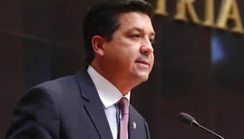Exsecretaria revela que Cabeza de Vaca le ordenó dar contratos a Carmona
