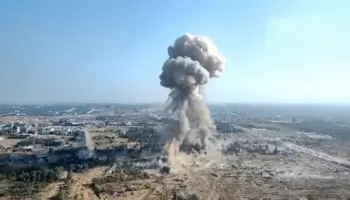 Israel continúa ataques a lo largo de Gaza mientras Hamás estudia propuesta de tregua | Video