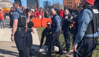 Imputan a dos adolescentes por tiroteo en Kansas City