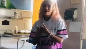 Karol G visitó a niños que viven con cáncer en CDMX | Video