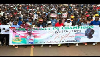 Atletas y admiradores marchan para recordar a Kelvin Kiptum | Video