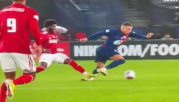 Así fue la durísima entrada que sufrió Kylian Mbappé | Video