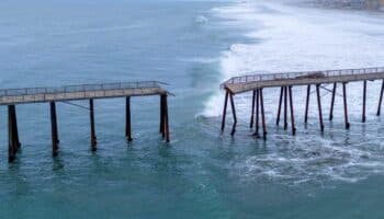 Olas gigantes destrozan muelle en Rosarito, Baja California