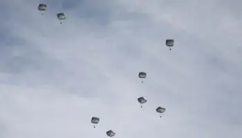 EU completa su primer lanzamiento aéreo de ayuda humanitaria en Gaza