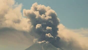 Volcán Popocatépetl obliga a suspender operaciones en aeropuerto de Puebla otra vez