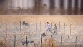 Arizona propone ley que permite a rancheros disparar a migrantes que crucen sus tierras