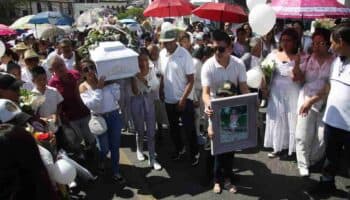 Dan el último adiós con globos y flores a Camila