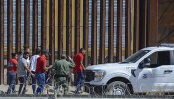 Mayorkas asegura que el gobierno de Biden ha expulsado a más migrantes que el de Trump