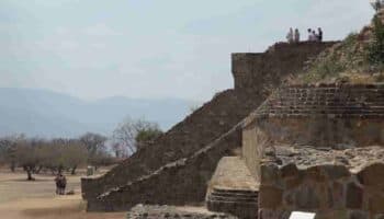 Cientos de personas reciben la primavera en Monte Albán