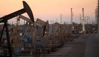 EE.UU. autoriza la compra temporal de petróleo ruso para contener la escalada de precios