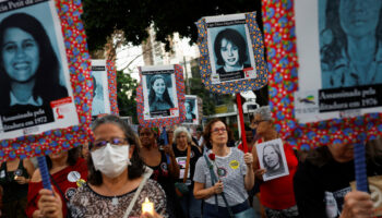 Víctimas de la dictadura brasileña marchan contra el olvido a 60 años del golpe