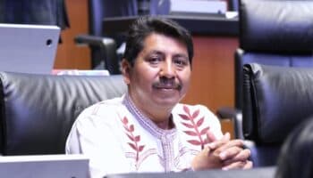 Senador justifica sacrificio de gallina en el Senado | Video