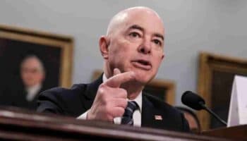 Mayorkas acepta que hay una crisis en la frontera con México