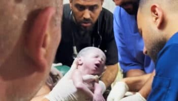 Sacan a bebé del vientre de su madre fallecida tras ataque aéreo israelí en Gaza