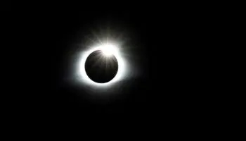 ¿Cómo ver el eclipse si no tengo gafas o filtros solares?