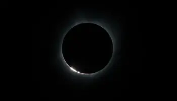 ¿Cómo saber que mis lentes para ver el eclipse son seguros?
