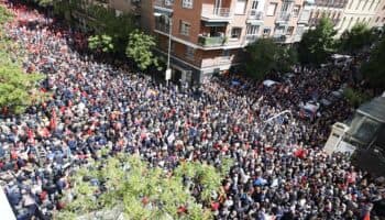 Miles de simpatizantes piden a Pedro Sánchez que no deje la presidencia de España | Video