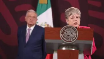 México analiza presentar una denuncia penal en Ecuador por asalto a su Embajada