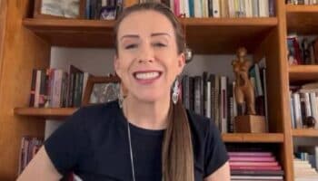 Julia Santibáñez presenta 'Pulso ad_herido', su nuevo libro de poesía