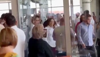 ‘Fuera, fuera’, abuchean a Nahle y abandona restaurante en Veracruz