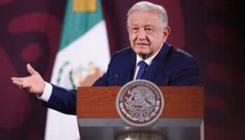 ‘El Zócalo estuvo lleno de manifestantes’, afirma AMLO tras concentración de Marea Rosa
