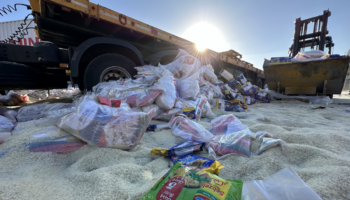 Israelíes destruyen ayuda humanitaria destinada a Gaza | Video