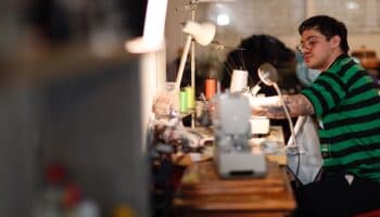 Diseñador convierte propaganda electoral en bolsas