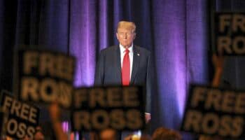 Trump es abucheado e interrumpido por una multitud estridente en la convención libertaria