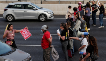 "Entre Rafah y los rehenes, elige la vida": Familiares de rehenes protestan en Tel Aviv para que el Ejército no asalte Rafah