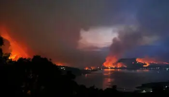 Incendio consume bosque y zona turística de Valle de Bravo