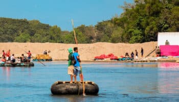 Alcalde de NY dice que migrantes son buenos nadadores y propone contratarlos en piscinas