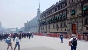 En protesta por normal de Ayotzinapa se lanzan petardos a Palacio Nacional