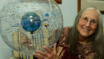 Julieta Fierro impartirá conferencia sobre los neutrinos, la segunda partícula más abundante del universo