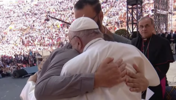 Papa Francisco abraza a un israelí y a un palestino víctimas de la guerra de Gaza
