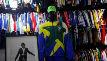 ¡Récord mundial! Un brasileño reúne más de 6,100 camisetas de fútbol