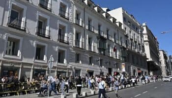 Con largas filas de votantes inició la jornada electoral en Madrid y París
