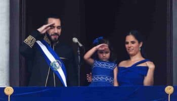 Video | Hija de Bukele le roba protagonismo a su padre en investidura