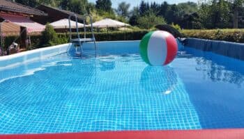 ¿Te gusta nadar? Empresa canadiense busca socorrista para piscina