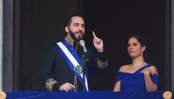 Pese a prohibición constitucional, Bukele asume segundo mandato como presidente de El Salvador