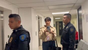 Periodista denuncia 'detención arbitraria' de la Fiscalía capitalina; FGJ acusa agresión a su personal