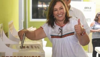 Rocío Nahle vota en Coatzacoalcos; 'A la fila', le gritan ciudadanos