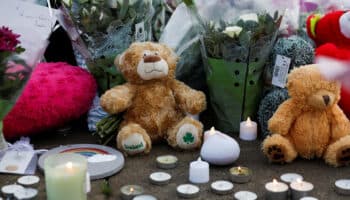 Asesinato de 3 niñas desata violentos enfrentamientos en Reino Unido