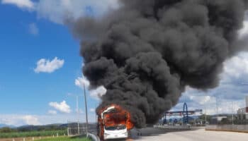 Se incendia autobús de turismo en la carretera Tepic-Guadalajara