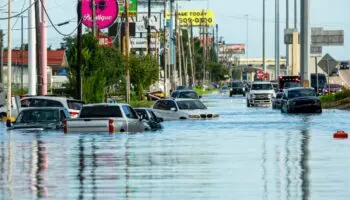 Suben a ocho los muertos por 'Beryl' en EU y continúa el apagón en Texas