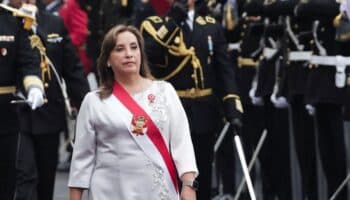 Presidente peruana responde 'tu mamá' a ciudadano que le gritó '¡corrupta!' | Video