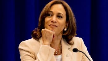 Harris mejora ligeramente los números de Biden en sondeos; sigue detrás de Trump